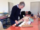 Travail du cuir atelier OMCL Pleumeur Bodou 2018 Edith calcule sa longueur (...)