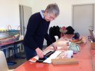 Travail du cuir atelier OMCL Pleumeur Bodou 2018 Edith calcule sa longueur (...)